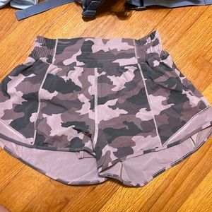 Lululemon Hotty Hot 2.5” High Rise in Camo